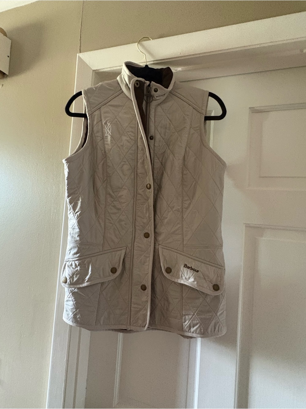Barbour Quilted Cream Sleeveless Vest with Flap Pockets